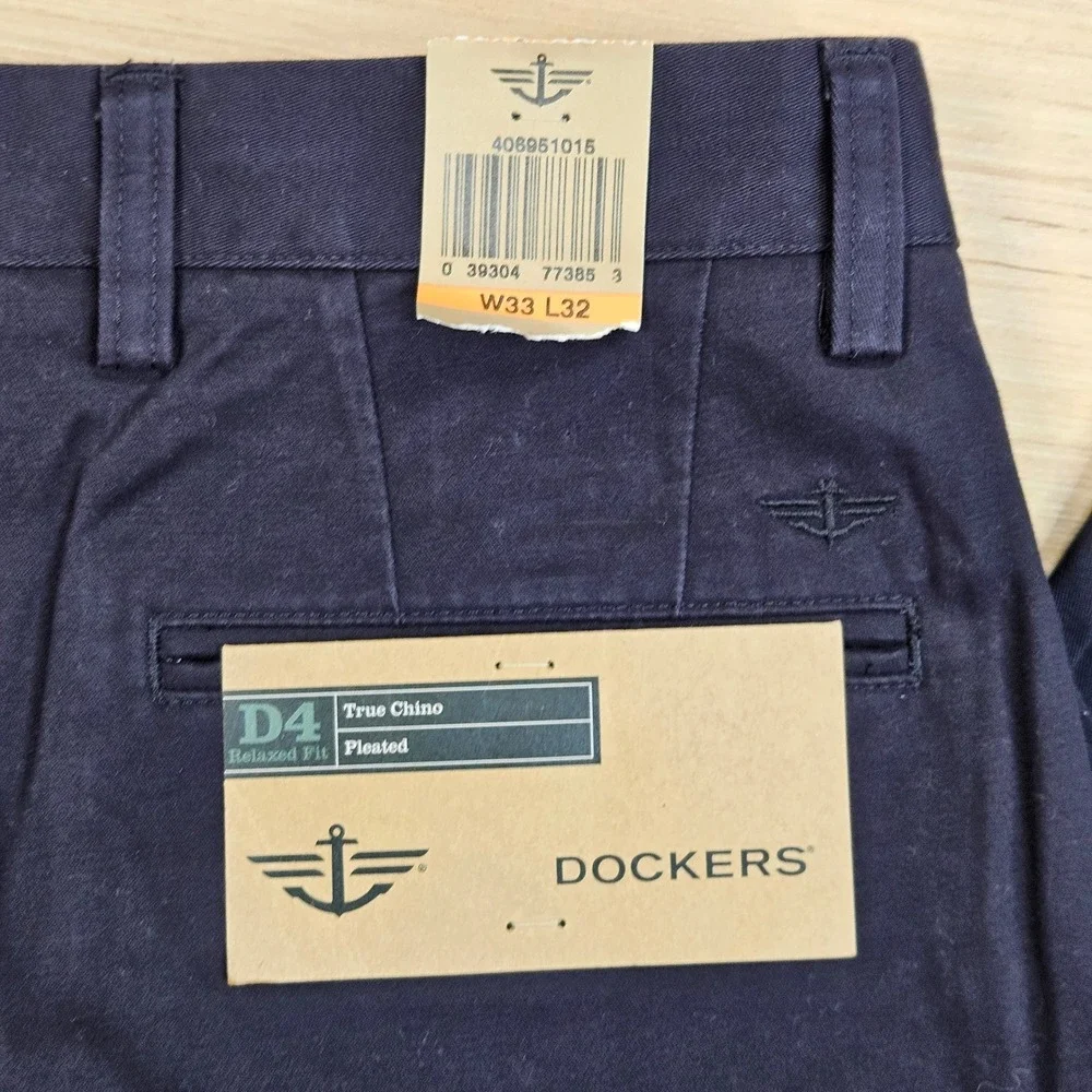 Dockers True Chino Mens 33x32 Navy Blue D4 Relaxed Fit Pleated Pants NEW